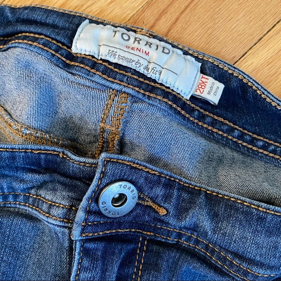 Torrid Denim Skinny Jean Size 28XT - Picture 2 of 9
